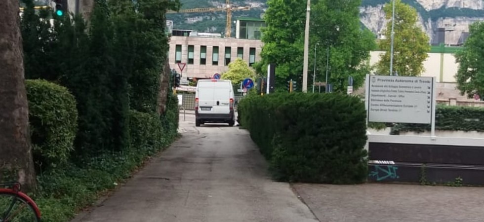 Foto Il Dolomiti Sbaglia strada e percorre contromano il marciapiede davanti alla Provincia